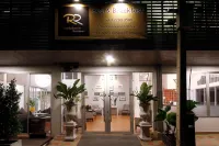 Ratchadamnoen Residence Hotel berhampiran Sekolah Satriwithaya