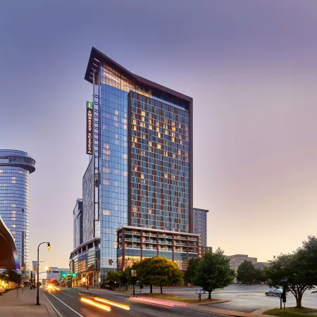 Embassy Suites by Hilton Nashville Downtown Отели рядом с достопримечательностью «Музей Пэтси Клайн»