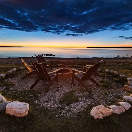 Days Inn & Suites by Wyndham St. Ignace Lakefront