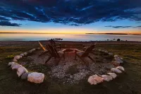 Days Inn & Suites by Wyndham St. Ignace Lakefront - Beach