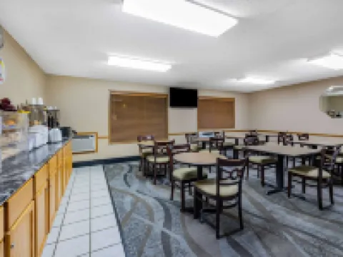 Super 8 by Wyndham Valentine NE Hotels in Cherry County