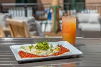 DoubleTree by Hilton Charleston Riverview - breakfast