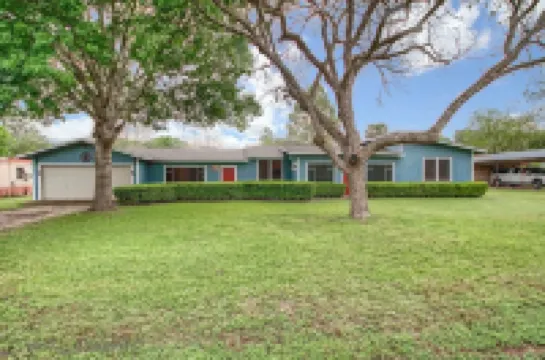 Zipp Away Ld 728 3 Bedroom Home by RedAwning Hotels in Selma