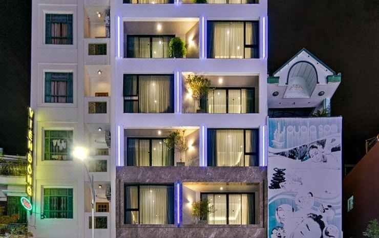 아보라 부티크 호텔의 객실 내부 침대와 인테리어