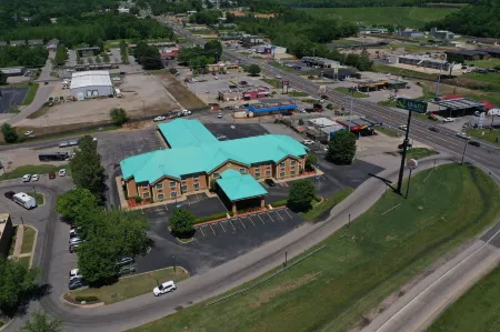 Quality Inn & Suites Alma - Fort Smith Northeast Отели в г. Киблер Тауншип