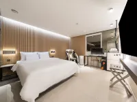 Seocho js hotel Отели рядом с достопримечательностью «Торговый центр Central City»