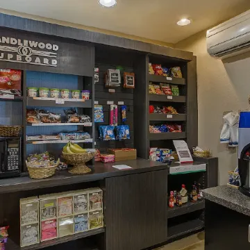 Candlewood Suites LOUISVILLE AIRPORT by IHG Отели рядом с достопримечательностью «Сикс Флэгз Кентакки Кингдом»
