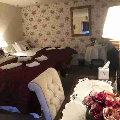 The Oakeley Arms Hotel Rooms