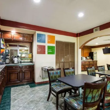 Days Inn by Wyndham Rosenberg