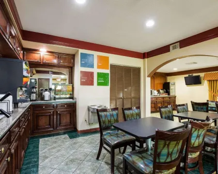 Days Inn by Wyndham Rosenberg