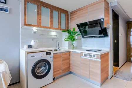 Meet Yunyue Seaview Art LOFT Vacation Apartment (Qingdao Evergrande Golden Beach Store) Отели рядом с достопримечательностью «Tangdao Bay Coastal Park»