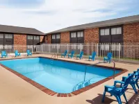 Super 8 by Wyndham des Moines Hotels in Saylor
