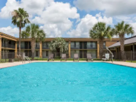 Days Inn & Suites by Wyndham Jennings Hotels in Jennings
