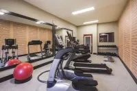 La Quinta Inn & Suites by Wyndham Louisville East - Parkering