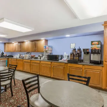 Super 8 by Wyndham Manhattan KS