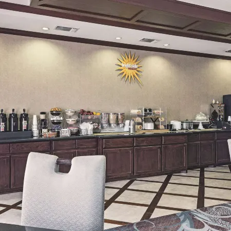 La Quinta Inn & Suites by Wyndham DFW Airport West - Euless