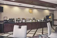 La Quinta Inn & Suites by Wyndham DFW Airport West - Euless - breakfast