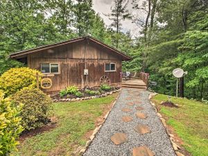 Secluded Stanardsville Cabin w/ 10 Acres & Hot Tub