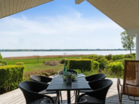 "Brunman" - 10m to the Fjord