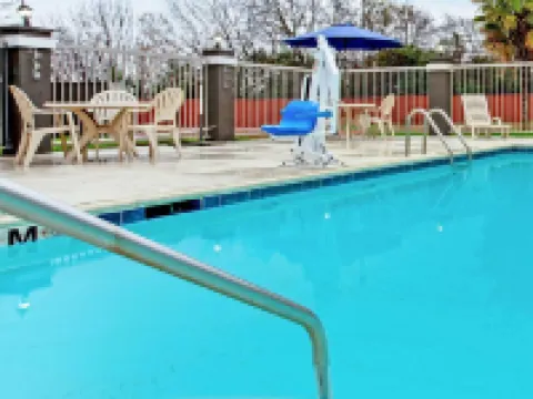 La Quinta Inn & Suites by Wyndham Cleburne クリーバーンのホテル