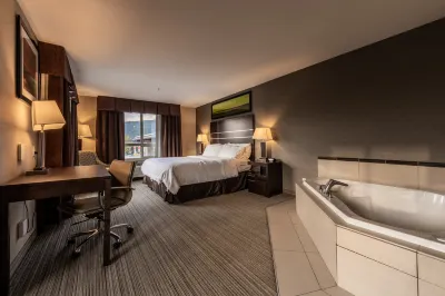 Holiday Inn Express Golden-Kicking Horse