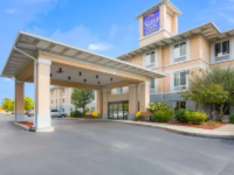 สลีป อินน์ แอนด์ สวีทส์ ดันมอร์ โรงแรมในDunmore