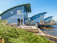 Rietwoning 16 Hotels in Anjum