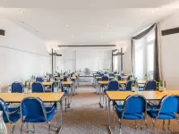Hotel Alpina Luzern Hotels near Alpineum
