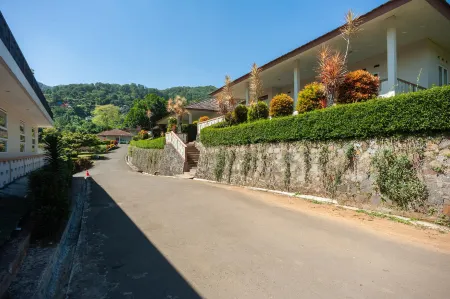 Urbanview Resort Adang Zecky Cisarua Puncak by RedDoorz Отели рядом с достопримечательностью «Adeka Campsite»