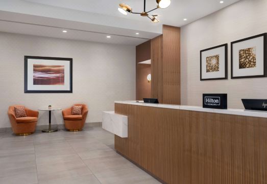 더블트리 바이 힐튼 호텔 외관 및 주차장