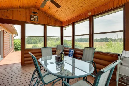 Pet-Friendly Vienna Cabin w/ Screened-in Porch!