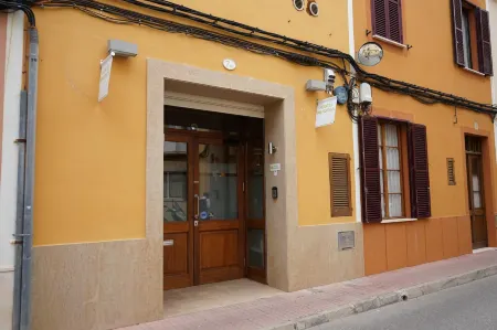 Hostel Menorca Отели рядом с достопримечательностью «Es Bot - Algaiarens»