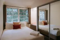 Federation Gardens & Possums Hideaway Hotels near Anvil Rock - Blackheath