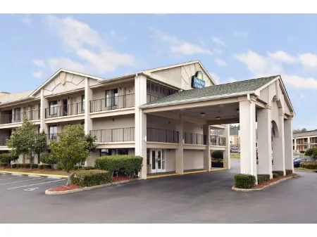 Days Inn & Suites by Wyndham Mobile