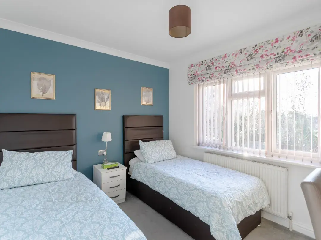 Apple House Wembley Twin Room Shared Bathroom - Harrow