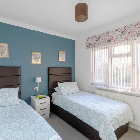 Apple House Wembley Twin Room Shared Bathroom Отели в г. Эджвар