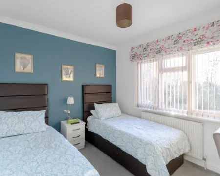 Apple House Wembley Twin Room Shared Bathroom Hotels in Edgware