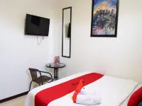 RedDoorz Near Setrasari Mall 4