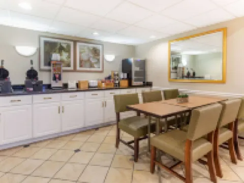 ลากินตา อินน์แอนด์สวีทส์ บายวินด์แฮม ชิคาโก เกอร์นี โรงแรมในGurnee