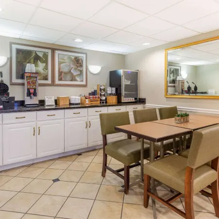 La Quinta Inn & Suites by Wyndham Chicago Gurnee