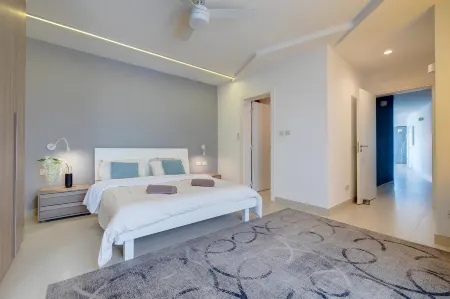 Stunning Apartment in a Central Location with Views Отели в г. Хамрун