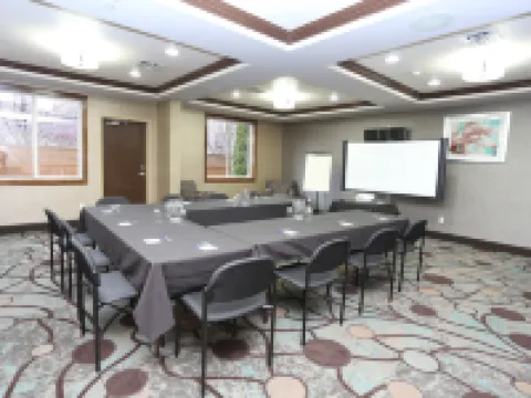 Holiday Inn Express & Suites VERNON by IHG バーノンのホテル