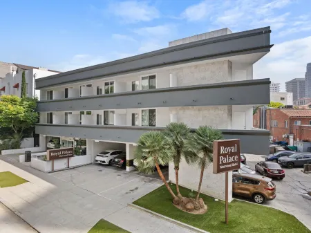 Royal Palace Westwood Hotel Отели рядом с достопримечательностью «UCLA Meteorite Gallery»
