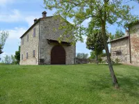 Charming Apartment with Pool and Countryside Views Hotels in Asciano