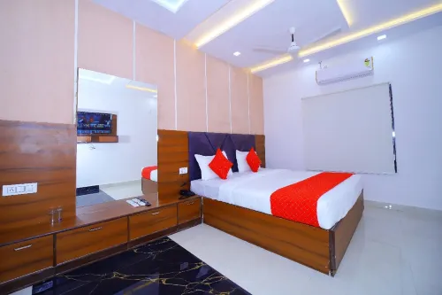 Hotel white town agra فنادق في Bishari Bhand