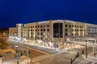 DoubleTree by Hilton Evansville - parking
