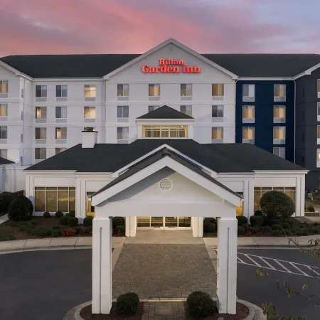 Hilton Garden Inn Greensboro Отели рядом с достопримечательностью «Торговый центр Four Seasons»