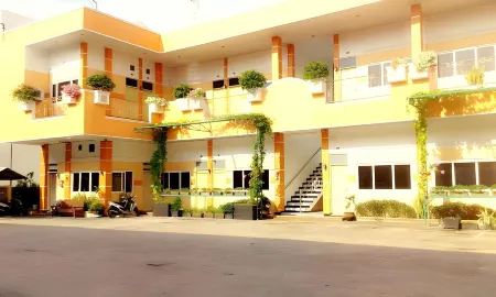 Hotel Kencana Rembang Отели в г. Рембанг