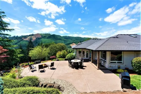 New Listing - Breathtaking vacation/work remotely in wine country!