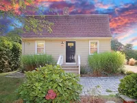 Sea Salt Air Changes Everything - ⭐️Stroll to Private Association Beach⭐️ Hotels in Westbrook
